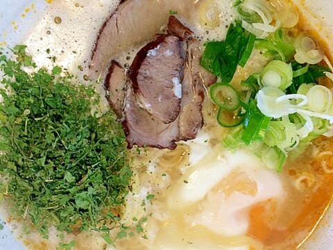 パクチーたっぷりラーメン